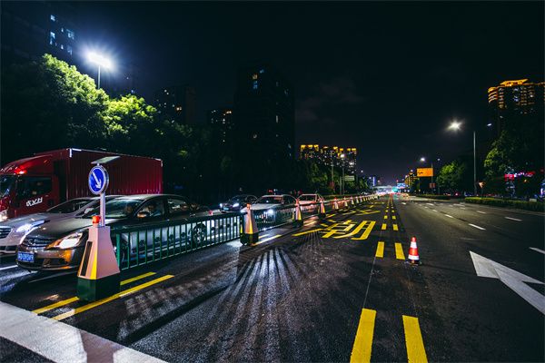 90个机器人“手拉手”指挥交通，常州智慧潮汐车道亮相