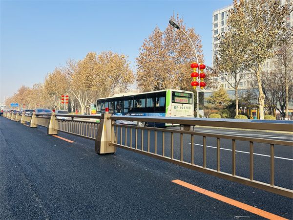 导流机器人车道落户保定，开启智慧护栏新时代